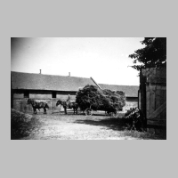 104-0015 Stobingen im August 1938 - Vor dem Pferdestall.jpg